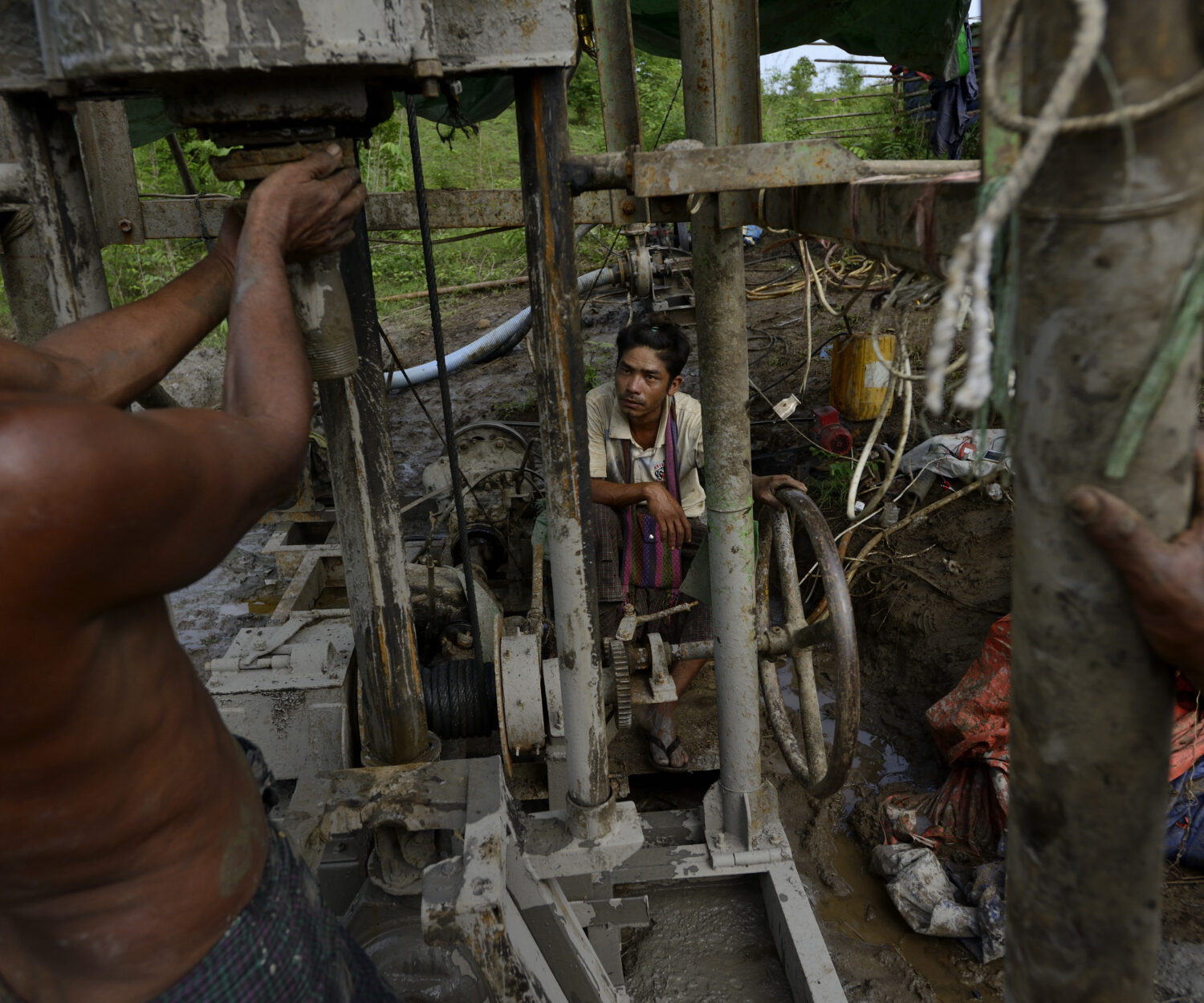 Because none of the workers have the technique to see where the oil is, they all drill in blindness, it takes several days to drill a hole manually and is no oil they continue to drill elsewhere. To operate an oil rig, licenses must be purchased at heavily varied prices and corruption is high among the officials. Many workers choose to defy the law and drill without permission.