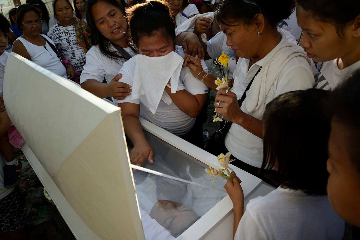 Funeral of Edward who was a shot in a police operation in the Philippines’ war on drugs. Edward and his cousin Billy Joe was killed during a police operation in Bagong Silang, police were looking for a suspect and six people were shot. Edward and his cousin Billy Joe was never suspected or even appeared on some so-called drug list.