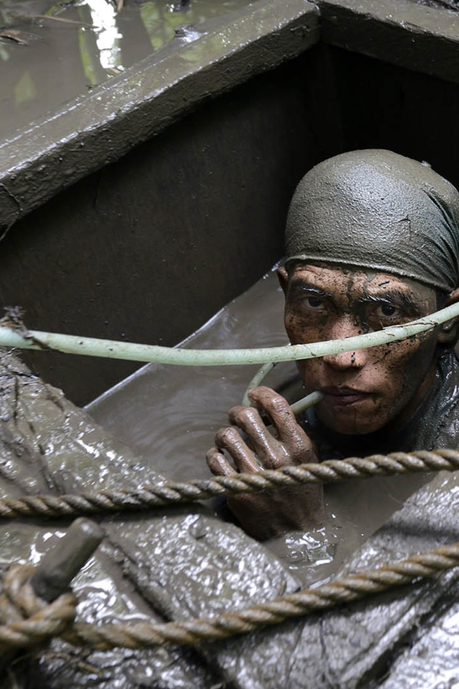 The unique practice of mining gold using a hose and an air compressor, so-called compressor mining, originates from the Philippines as far back as the mid-1990s. It started with fishermen who saw an opportunity to dive deeper and farther to catch fish. This extremely dangerous work is mostly carried out by adult men, but sometimes also by boys. Those who dive for gold risk drowning from lack of oxygen or because of mudslides.