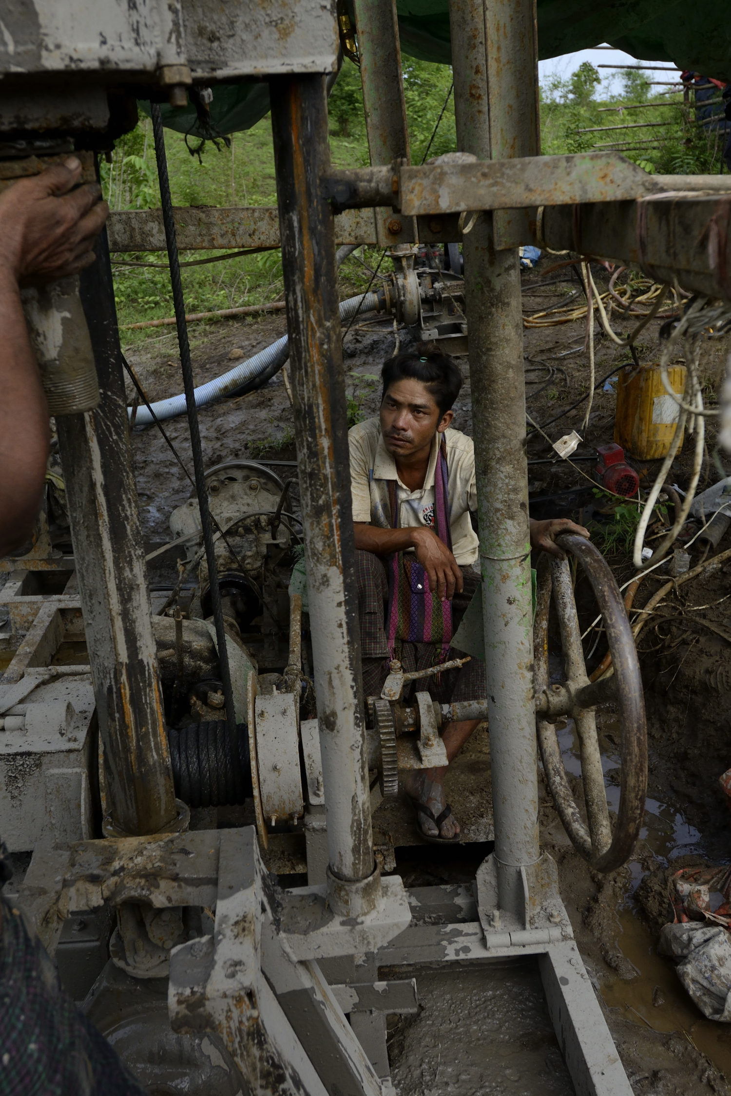 Because none of the workers have the technique to see where the oil is, they all drill in blindness, it takes several days to drill a hole manually and is no oil they continue to drill elsewhere. To operate an oil rig, licenses must be purchased at heavily varied prices and corruption is high among the officials. Many workers choose to defy the law and drill without permission.