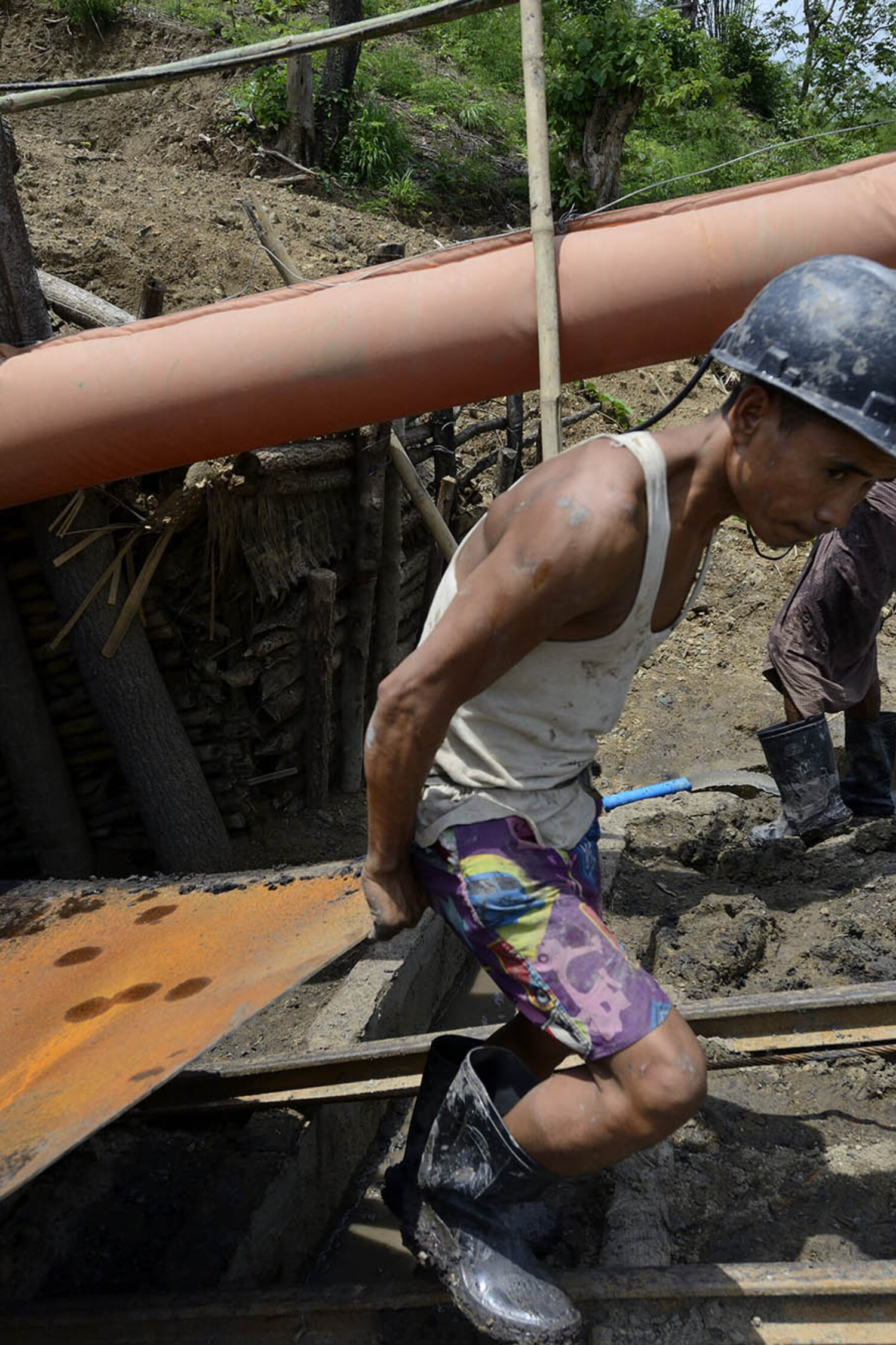 The heavy rain has affected the coal mines in the region, some with fatal collapse. Miners working on pressure to reinforce and to get the mine back in operation.