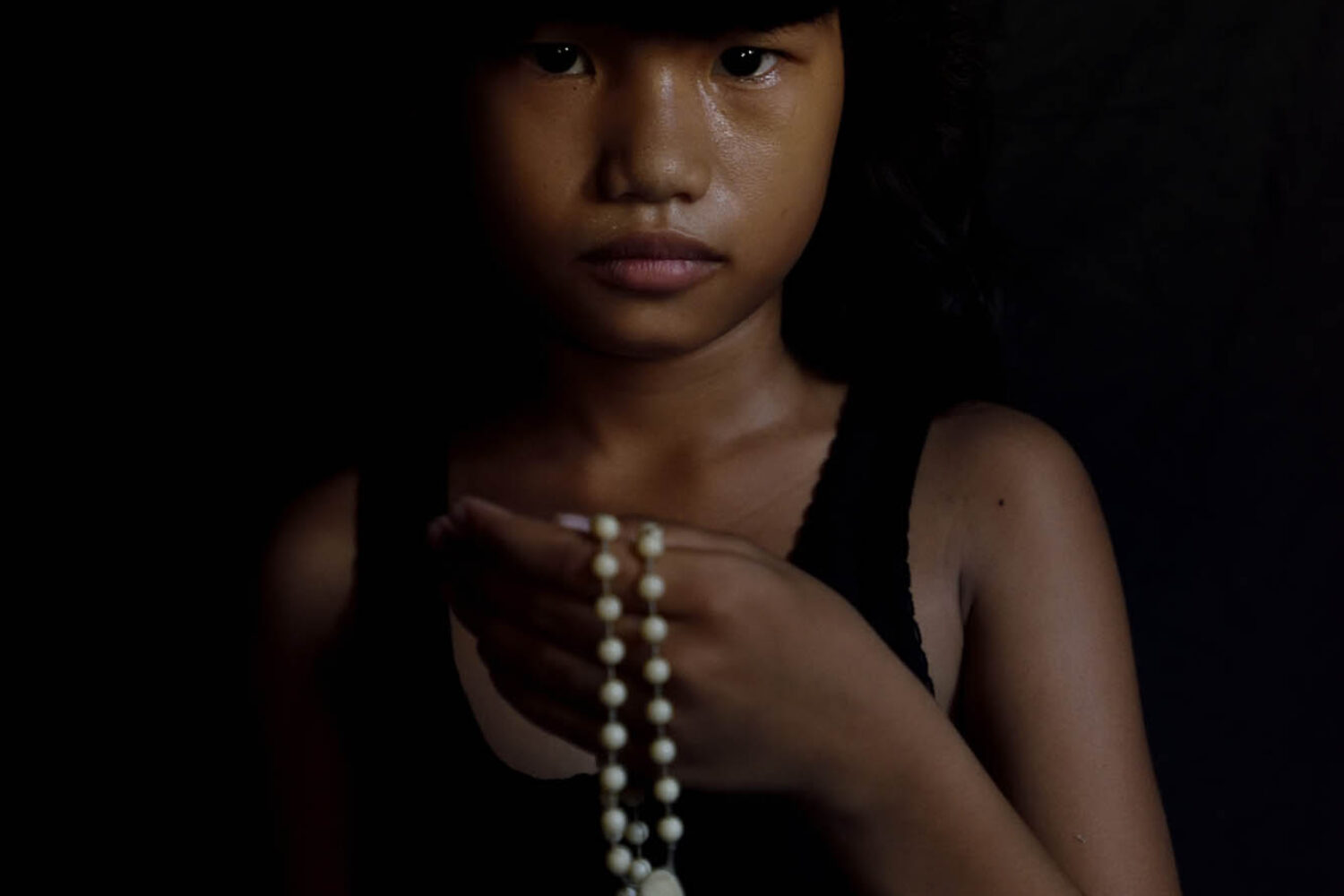 Judilyn Forio lost her uncle Jun Jun in the Drug war. He was shot 8 times by unidentified men. The only item the family still possess in remembrance of Jun Jun, is the cross that was hanging on his coffin during his wake…