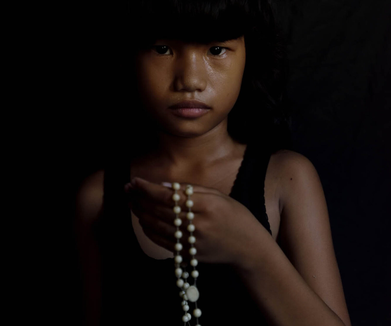Judilyn Forio lost her uncle Jun Jun in the Drug war. He was shot 8 times by unidentified men. The only item the family still possess in remembrance of Jun Jun, is the cross that was hanging on his coffin during his wake…